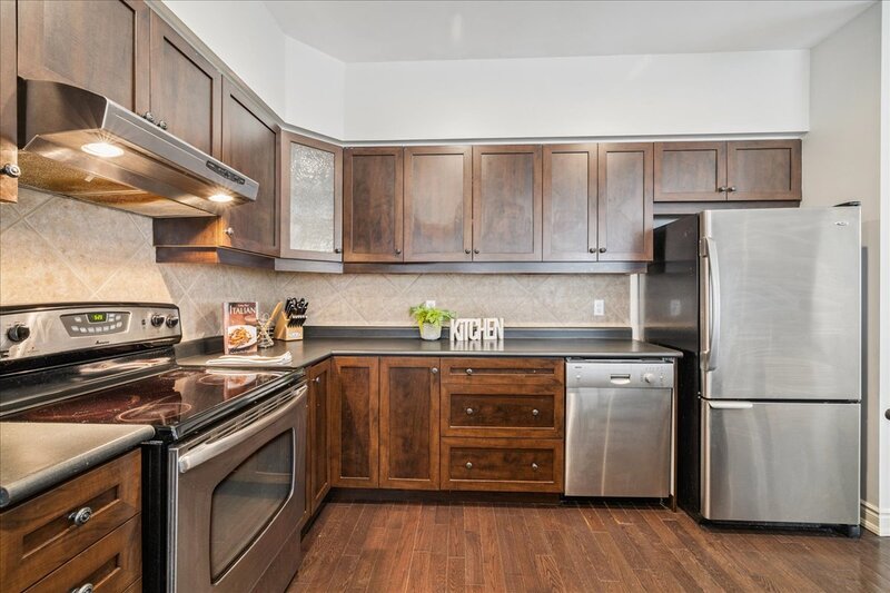 SUPER END UNIT CONDO IN BURLINGTON!