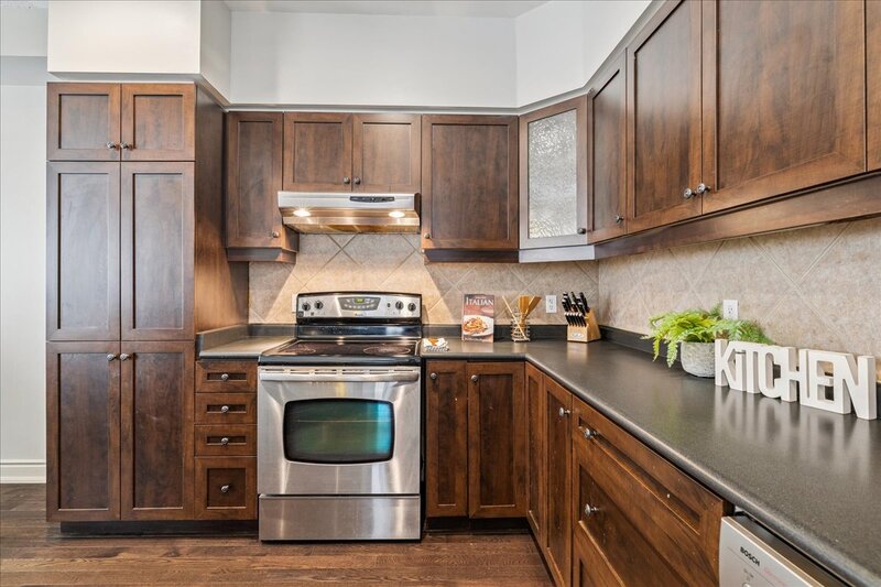 SUPER END UNIT CONDO IN BURLINGTON!