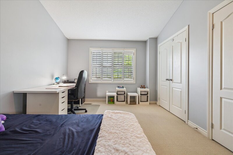 SUPER END UNIT CONDO IN BURLINGTON!