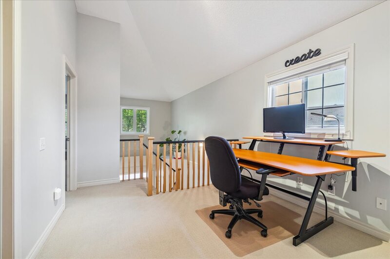 SUPER END UNIT CONDO IN BURLINGTON!