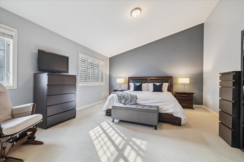 SUPER END UNIT CONDO IN BURLINGTON!