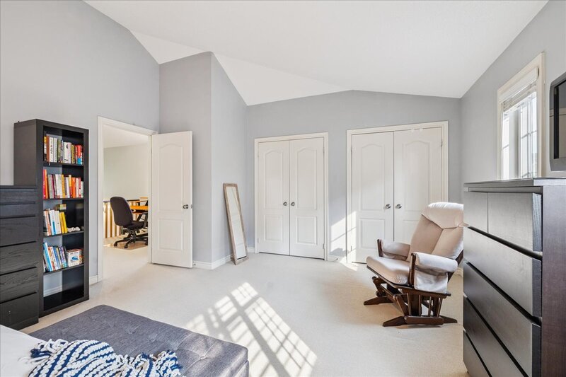 SUPER END UNIT CONDO IN BURLINGTON!