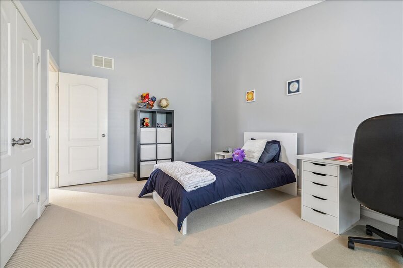 SUPER END UNIT CONDO IN BURLINGTON!