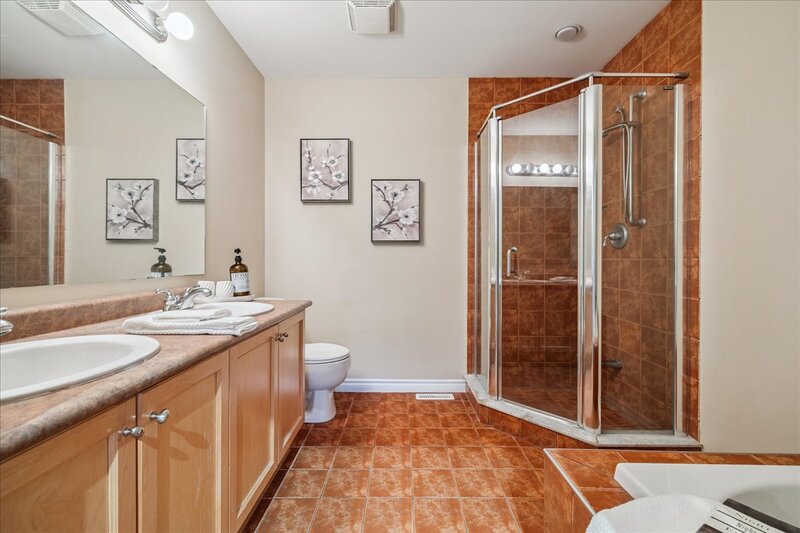 SUPER END UNIT CONDO IN BURLINGTON!