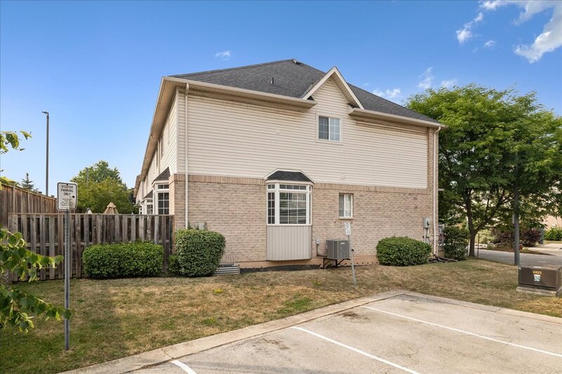 SUPER END UNIT CONDO IN BURLINGTON!