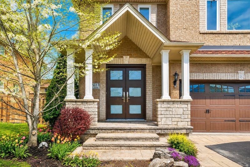 STUNNING LARGE FAMILY HOME IN OAKVILLE!