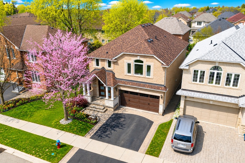 STUNNING LARGE FAMILY HOME IN OAKVILLE!
