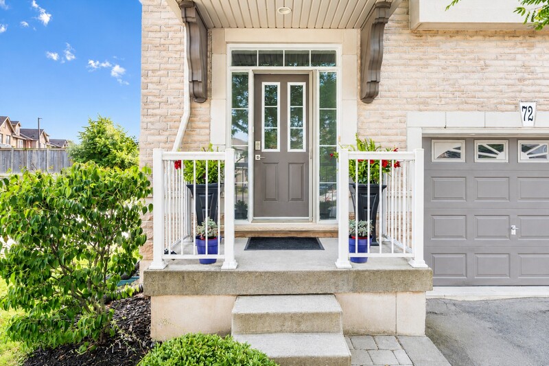 SUPER END UNIT CONDO IN BURLINGTON!
