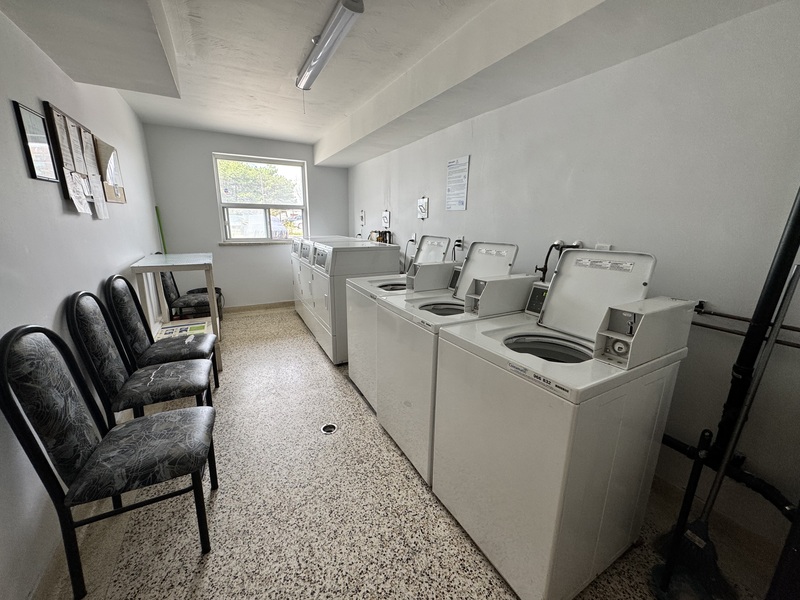PERFECT BACHELOR PAD LOCATED ON A QUIET CUL-DE-SAC!