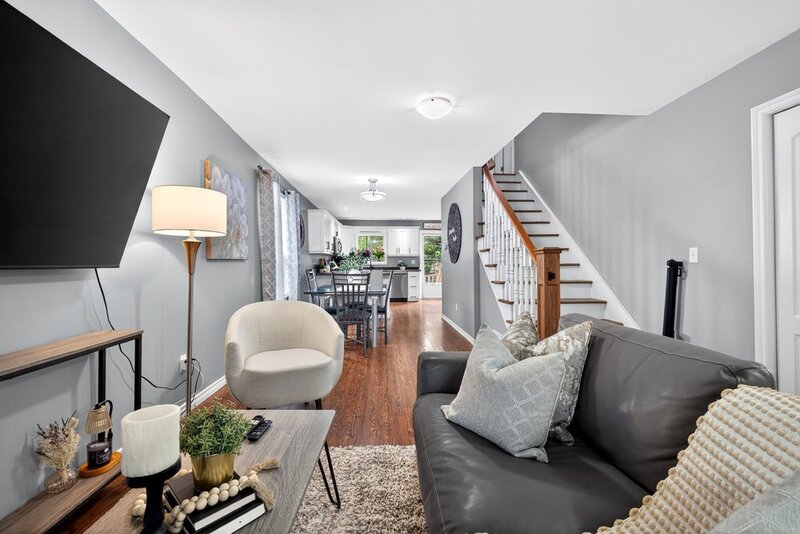 CHARMING 1.5 STORY HOME IN DUNNVILLE!