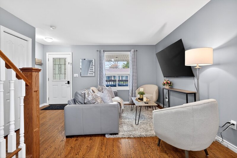 CHARMING 1.5 STORY HOME IN DUNNVILLE!