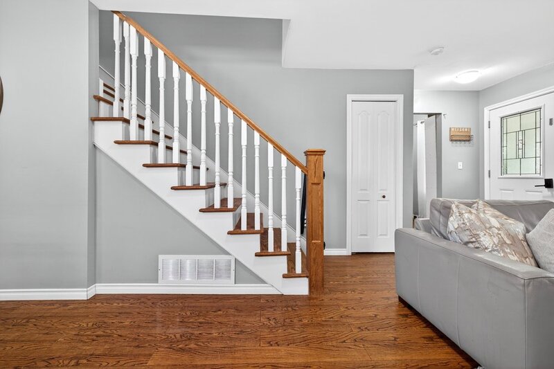 CHARMING 1.5 STORY HOME IN DUNNVILLE!