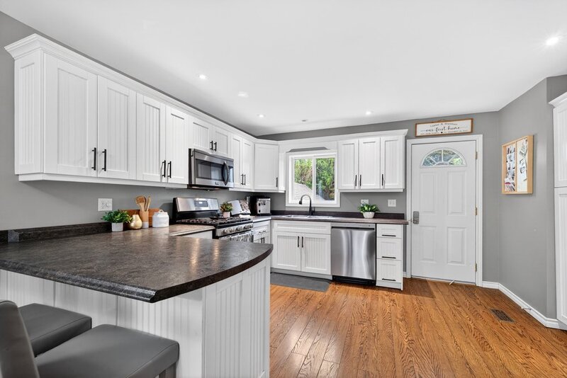 CHARMING 1.5 STORY HOME IN DUNNVILLE!