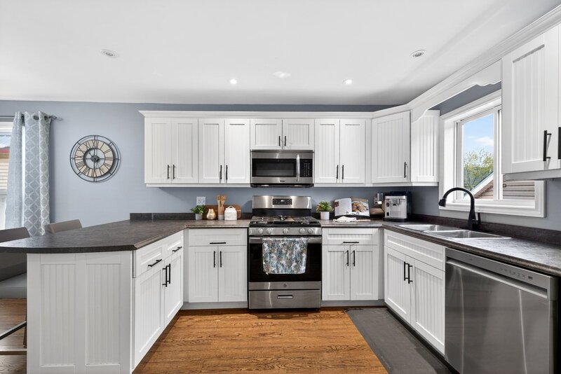 CHARMING 1.5 STORY HOME IN DUNNVILLE!