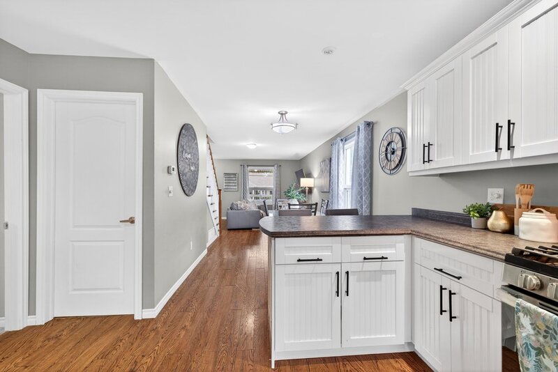 CHARMING 1.5 STORY HOME IN DUNNVILLE!
