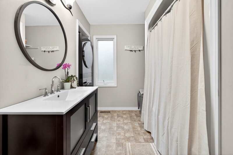 CHARMING 1.5 STORY HOME IN DUNNVILLE!