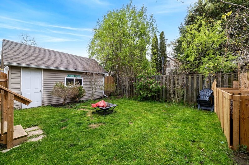 CHARMING 1.5 STORY HOME IN DUNNVILLE!