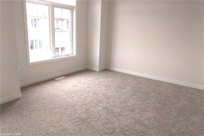 BEAUTIFULLY MAINTAINED END-UNIT TOWNHOME IN ANCASTER!