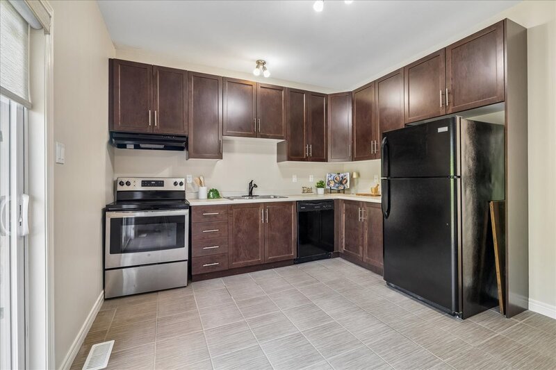 GREAT END UNIT TOWNHOME IN STONEY CREEK!