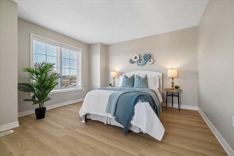 GREAT END UNIT TOWNHOME IN STONEY CREEK!