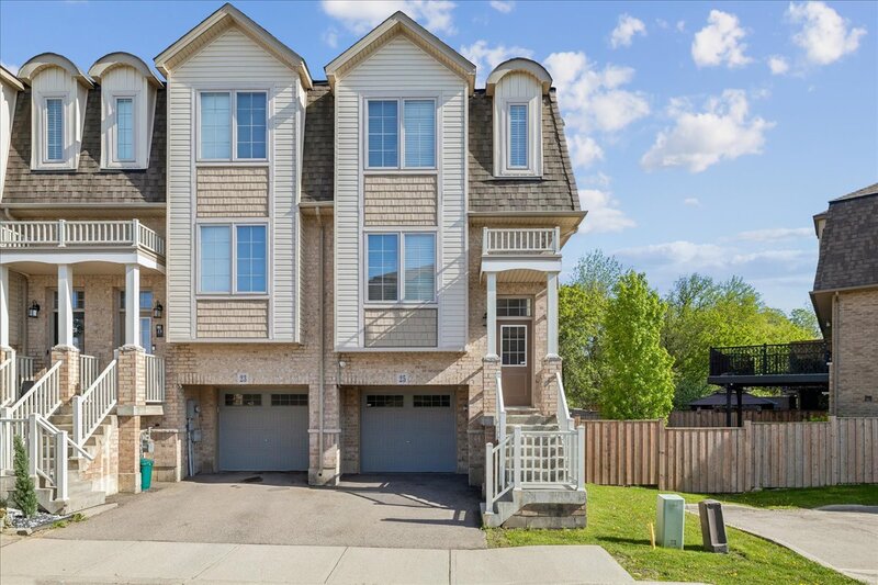 GREAT END UNIT TOWNHOME IN STONEY CREEK!