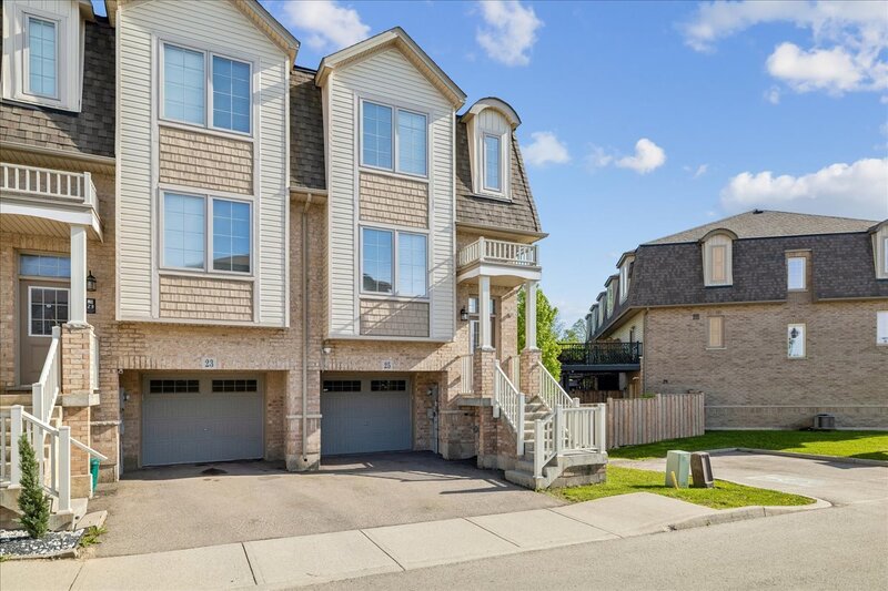GREAT END UNIT TOWNHOME IN STONEY CREEK!