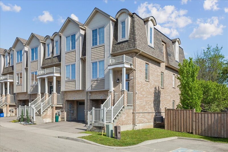 GREAT END UNIT TOWNHOME IN STONEY CREEK!