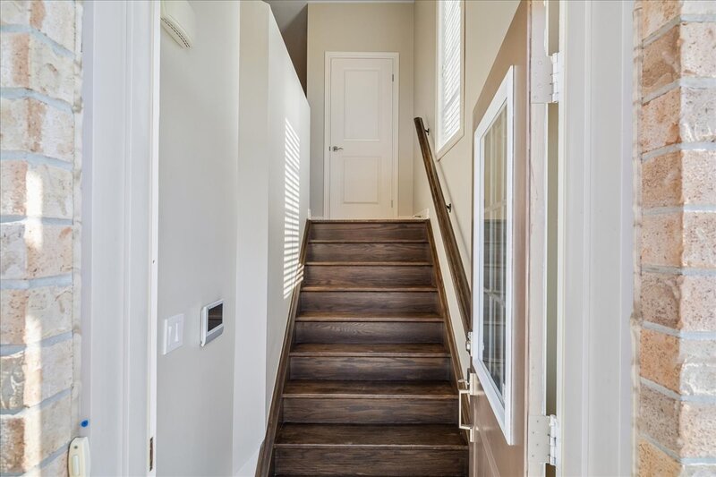 GREAT END UNIT TOWNHOME IN STONEY CREEK!