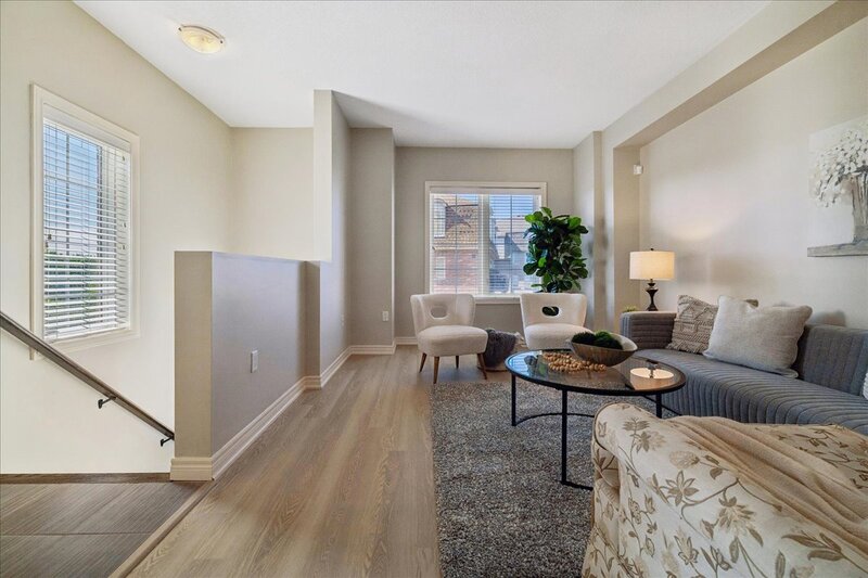 GREAT END UNIT TOWNHOME IN STONEY CREEK!