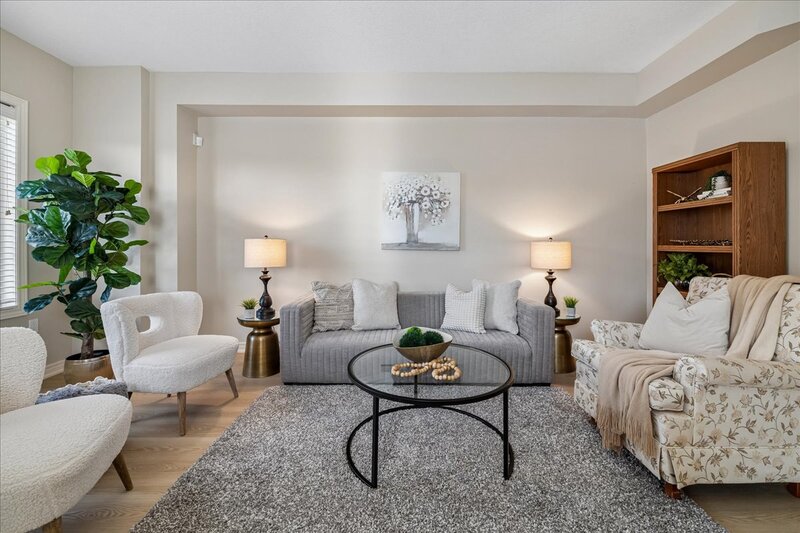 GREAT END UNIT TOWNHOME IN STONEY CREEK!