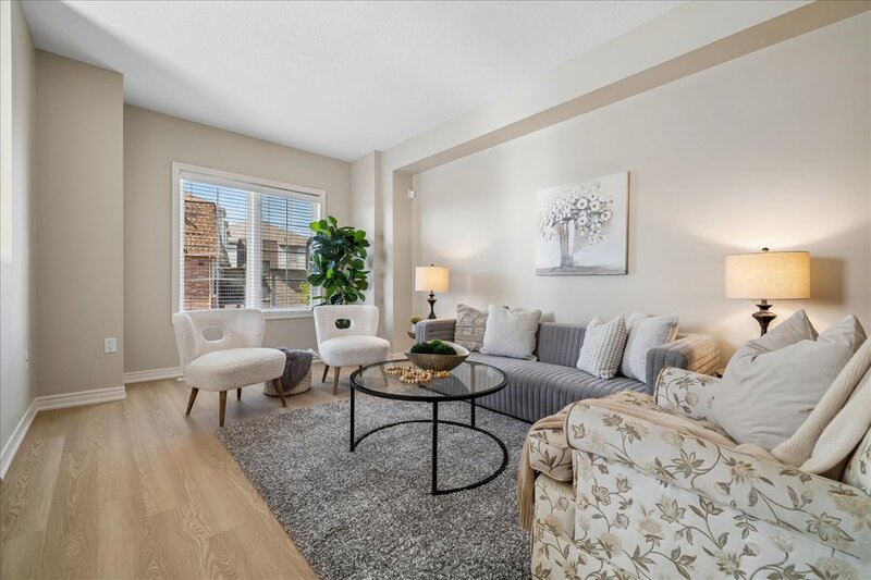 GREAT END UNIT TOWNHOME IN STONEY CREEK!