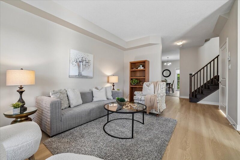 GREAT END UNIT TOWNHOME IN STONEY CREEK!