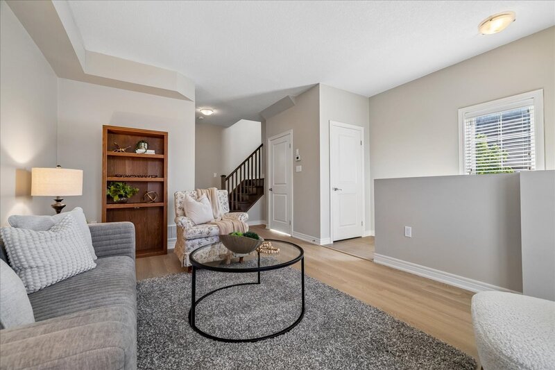 GREAT END UNIT TOWNHOME IN STONEY CREEK!