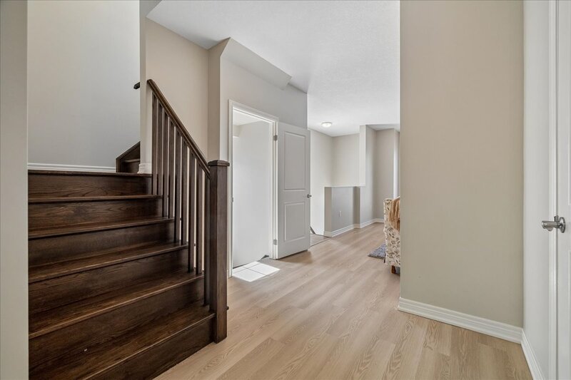 GREAT END UNIT TOWNHOME IN STONEY CREEK!