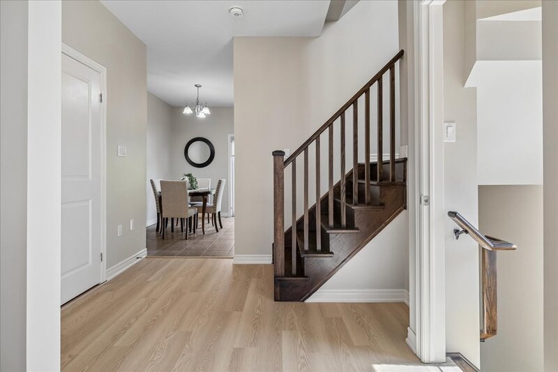 GREAT END UNIT TOWNHOME IN STONEY CREEK!