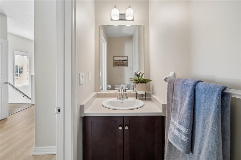 GREAT END UNIT TOWNHOME IN STONEY CREEK!