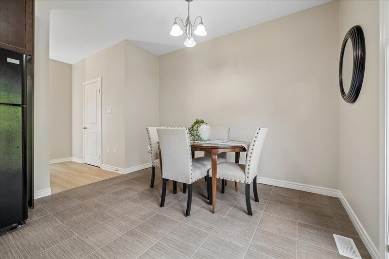 GREAT END UNIT TOWNHOME IN STONEY CREEK!