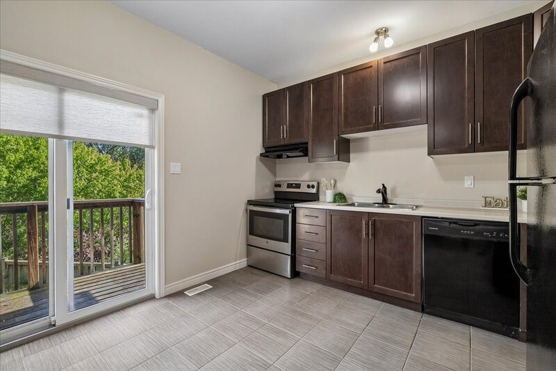 GREAT END UNIT TOWNHOME IN STONEY CREEK!