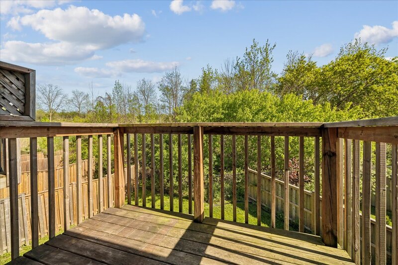 GREAT END UNIT TOWNHOME IN STONEY CREEK!