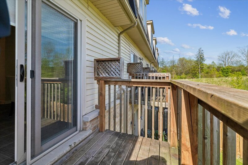 GREAT END UNIT TOWNHOME IN STONEY CREEK!