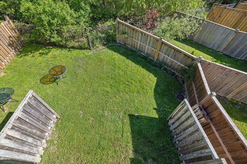 GREAT END UNIT TOWNHOME IN STONEY CREEK!