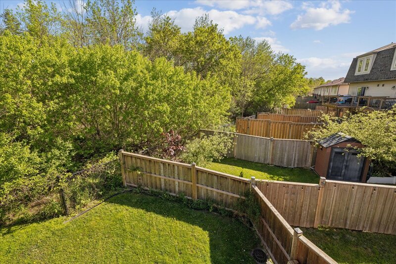 GREAT END UNIT TOWNHOME IN STONEY CREEK!