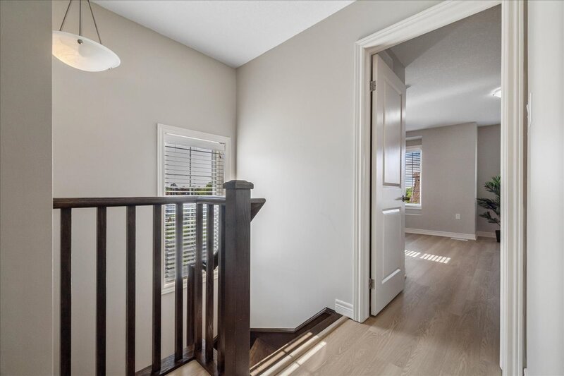 GREAT END UNIT TOWNHOME IN STONEY CREEK!