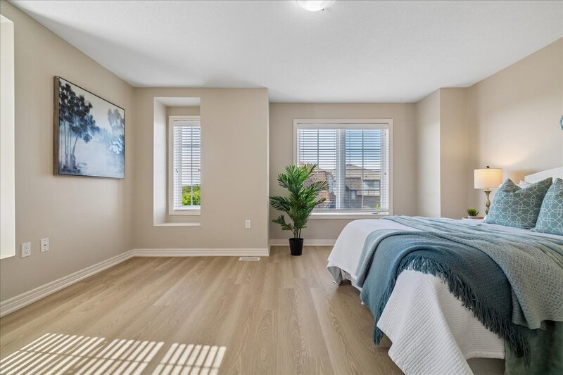 GREAT END UNIT TOWNHOME IN STONEY CREEK!