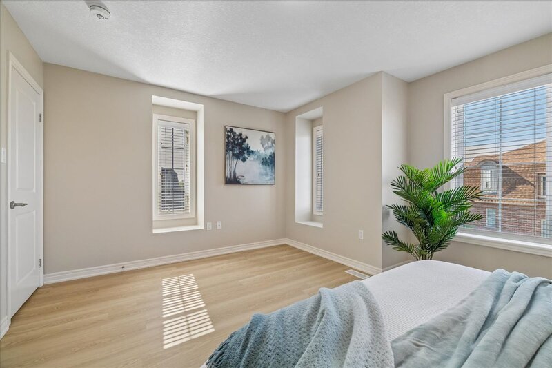 GREAT END UNIT TOWNHOME IN STONEY CREEK!