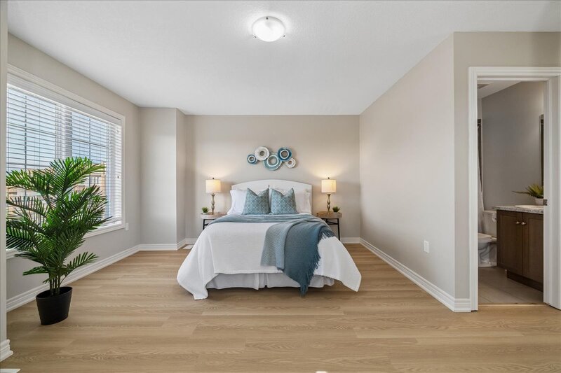 GREAT END UNIT TOWNHOME IN STONEY CREEK!