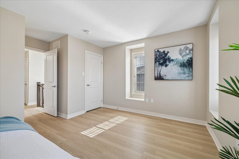 GREAT END UNIT TOWNHOME IN STONEY CREEK!