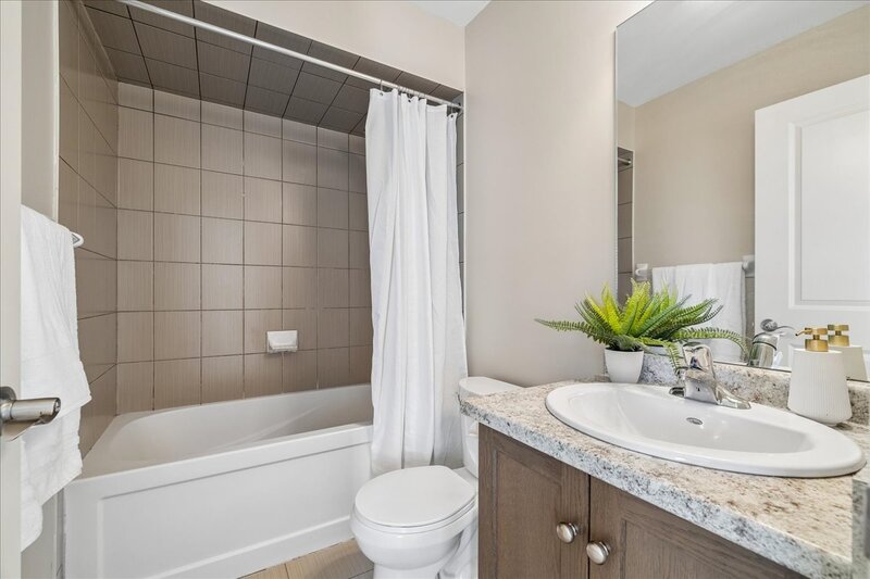 GREAT END UNIT TOWNHOME IN STONEY CREEK!