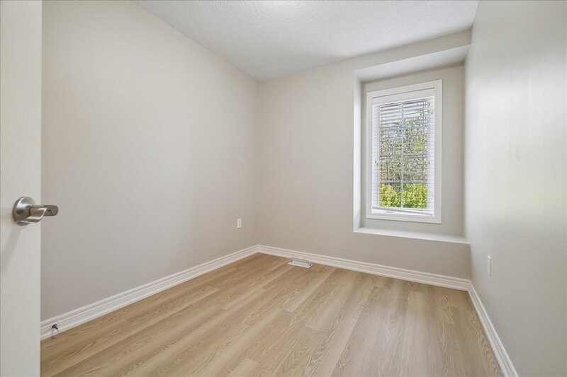 GREAT END UNIT TOWNHOME IN STONEY CREEK!