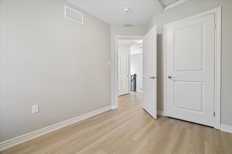 GREAT END UNIT TOWNHOME IN STONEY CREEK!